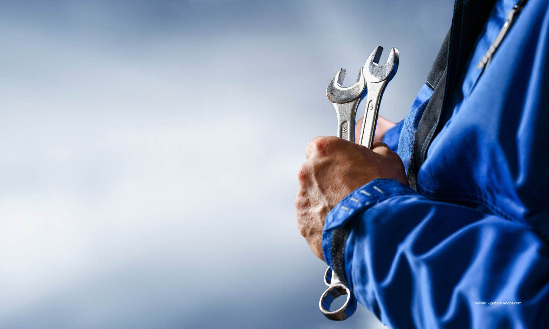 Mitarbeiter der Willi Beyer GmbH mit zwei Schraubenschlüsseln in der Hand