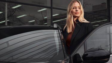 Mitarbeiter der Willi Beyer GmbH übergibt dem Kunden den Schlüssel zu seinem Auto