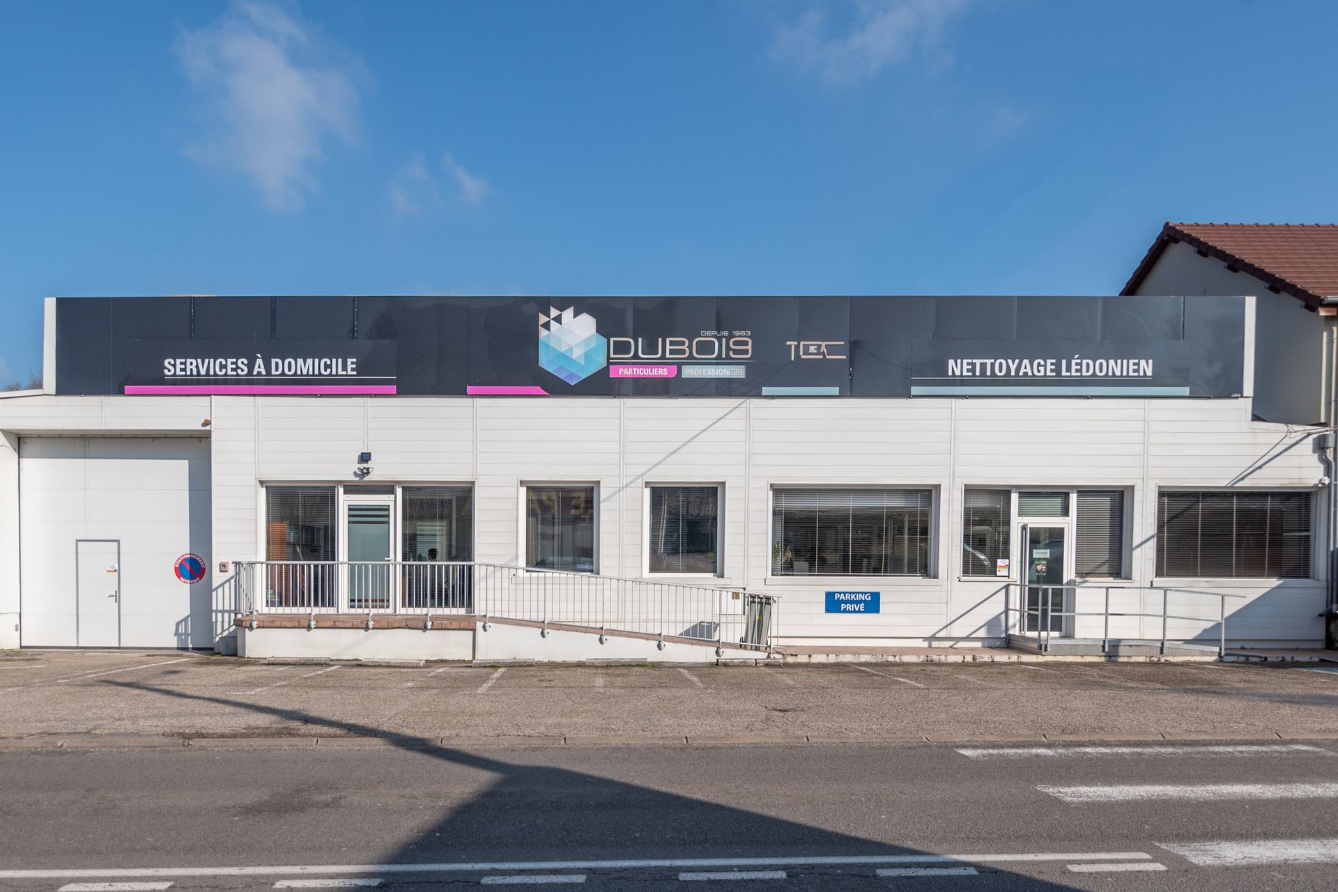 Devanture du magasin Dubois sous un ciel bleu