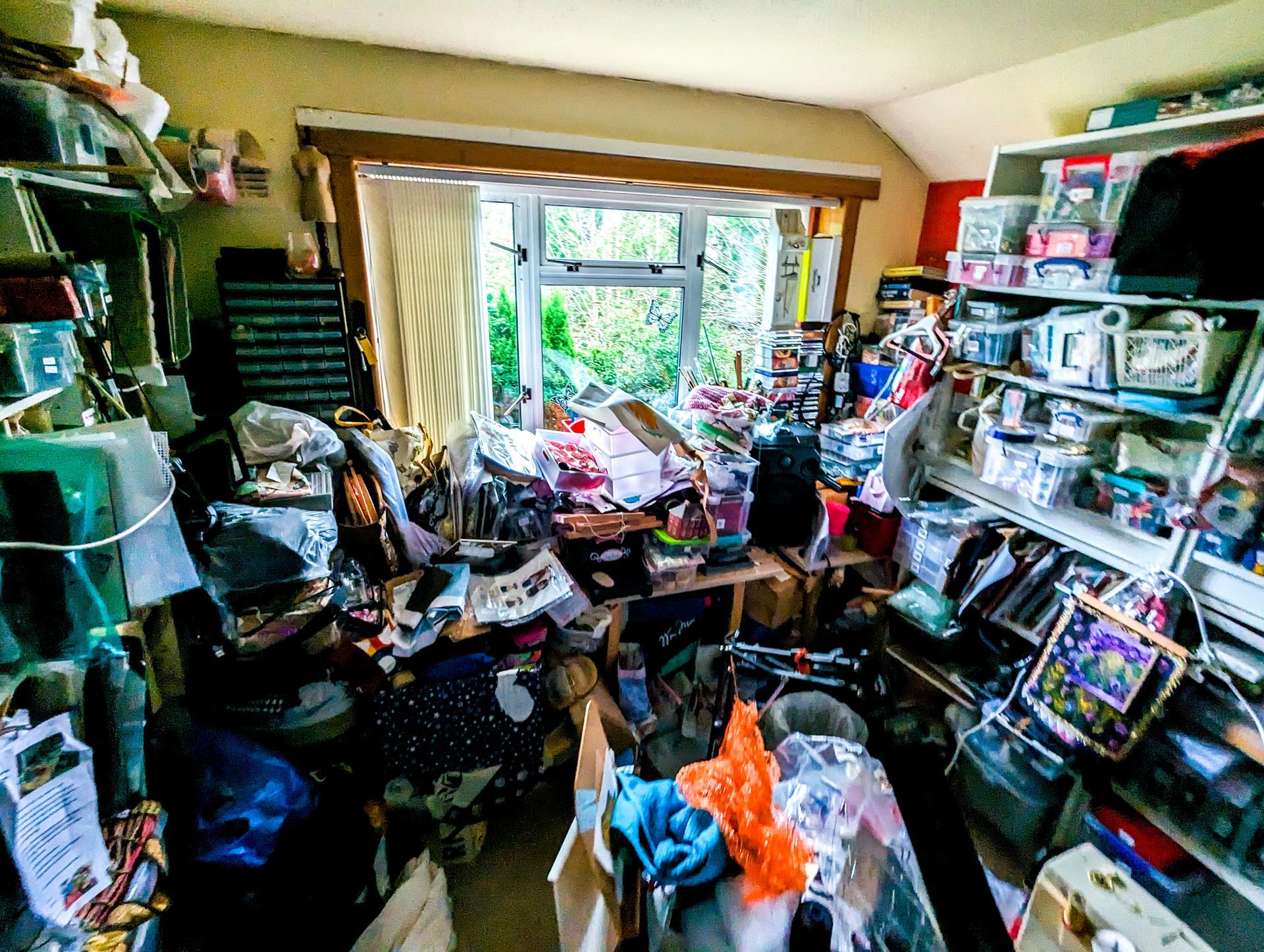Appartement encombré d'affaires et de déchets de toutes sortes.