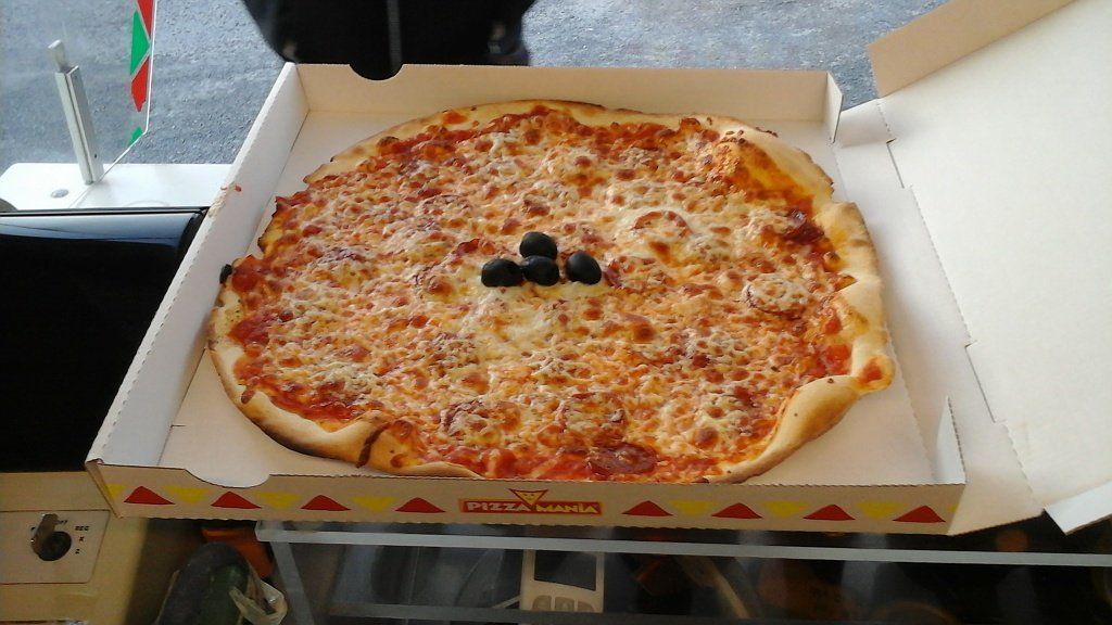 Pizza garnie de chorizo et fromage.