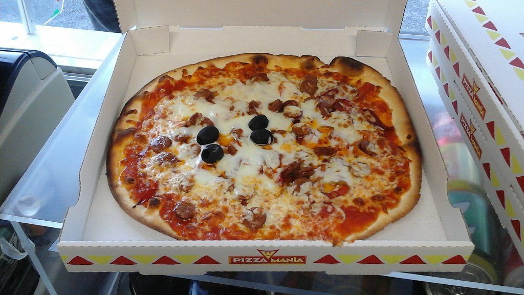 Pizza avec chorizo, olives et sauce tomate.