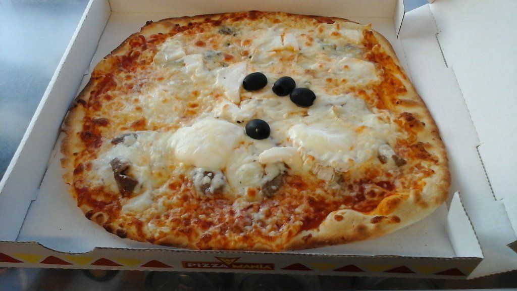 Pizza garnie de sauce tomate, fromage et olives.