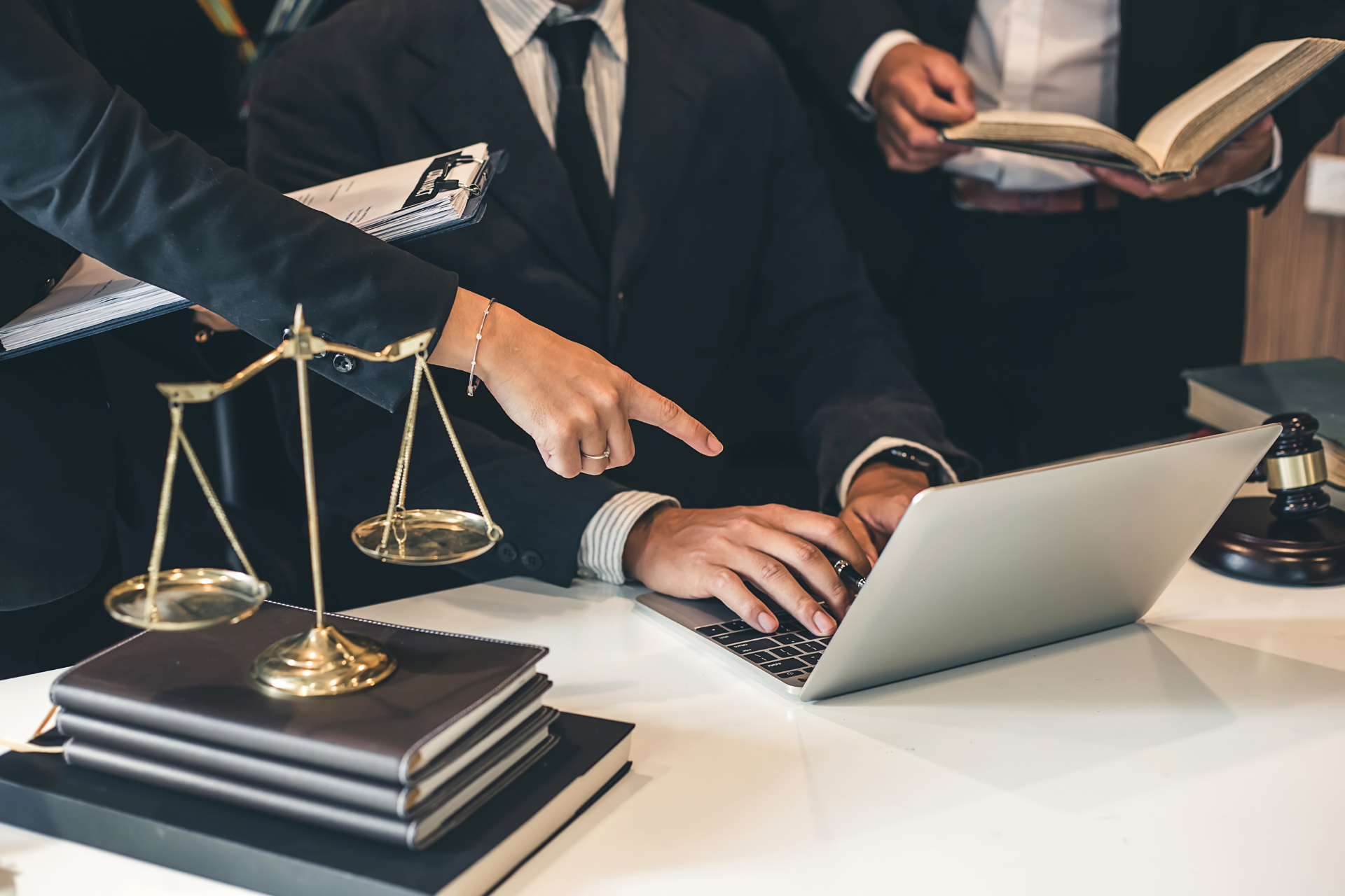 Un grupo de personas posa para una fotografía en una mesa.