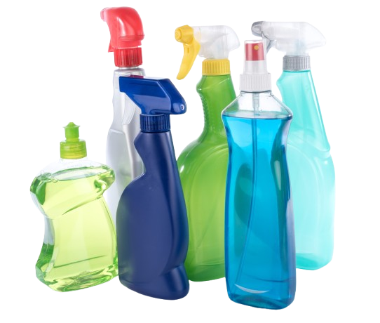 Assortiment de vaporisateurs de nettoyage de différentes couleurs, dont bleu, vert et blanc.