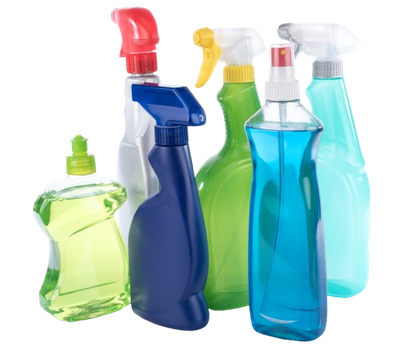 Assortiment de vaporisateurs colorés et d'un flacon de savon liquide, utilisés à des fins de nettoyage.