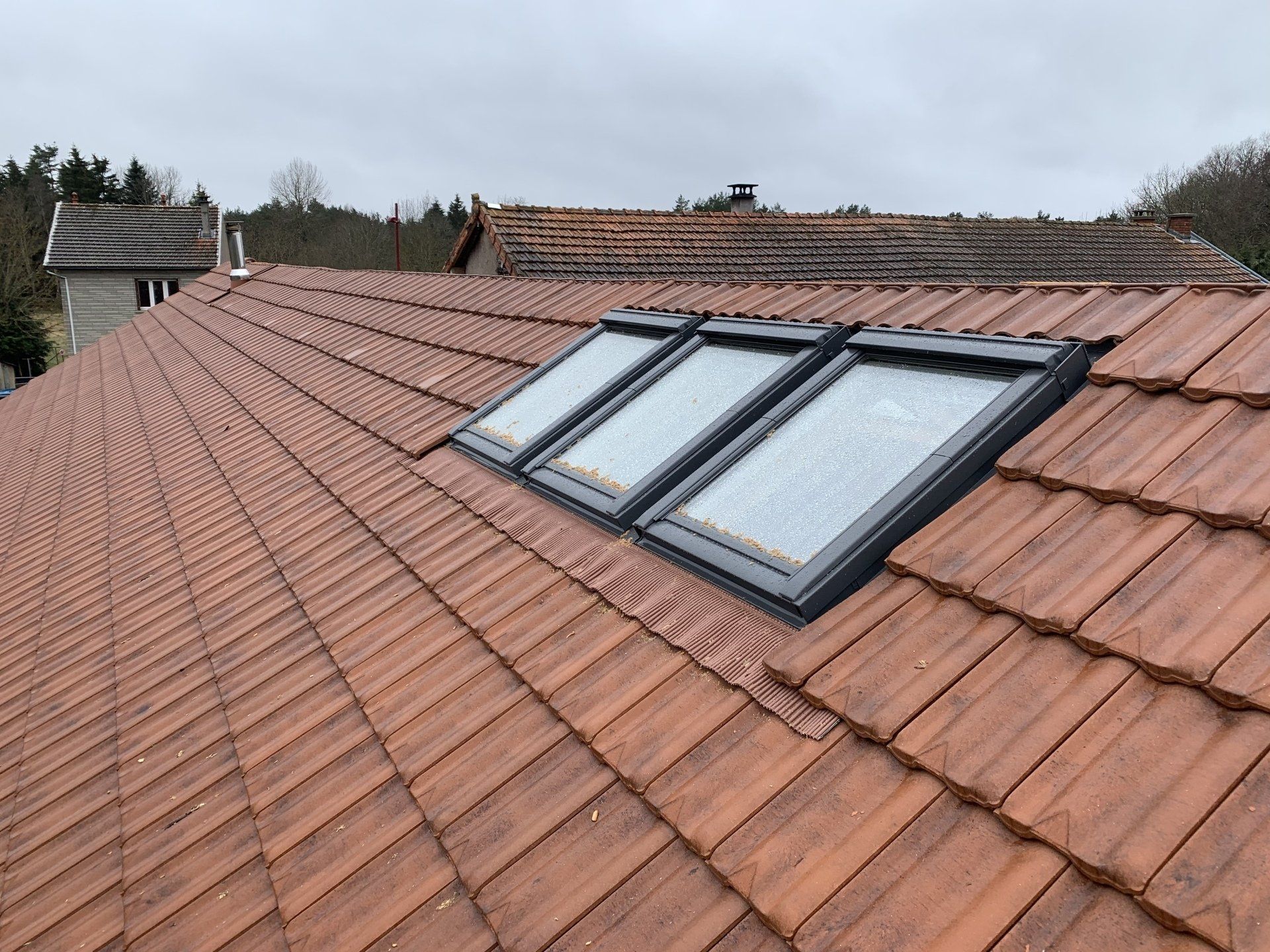 Pose de fenêtre de toit