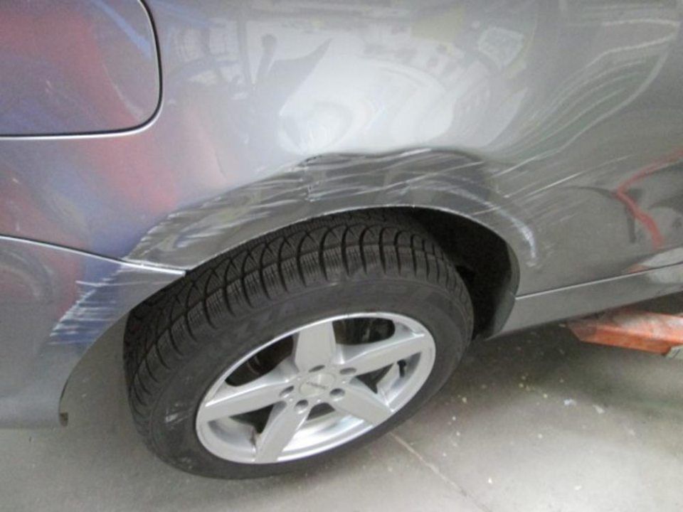 Klaus und Matthias Holler GbR Karosseriefachbetrieb Auto in der Lackiererei