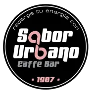 Logotipo en blanco y negro: "Sabor Urbano Caffe Bar". Círculo con el texto "Recarga tu energía con" y "1987".