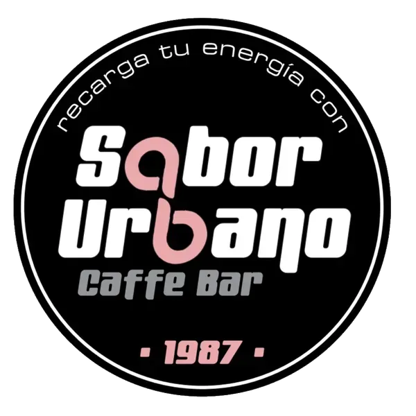 Logotipo en blanco y negro: "Sabor Urbano Caffe Bar". Círculo con el texto "Recarga tu energía con" y "1987".