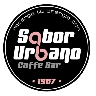 Logotipo en blanco y negro: "Sabor Urbano Caffe Bar". Círculo con el texto "Recarga tu energía con" y "1987".