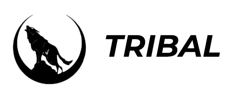 Logo : Loup hurlant à la lune, texte « TRIBAL ».