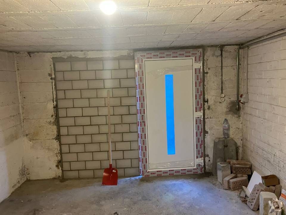 Eine Garage mit einer Tür und einer Schaufel darin. Foto von M. Stöckli Baudienstleistungen