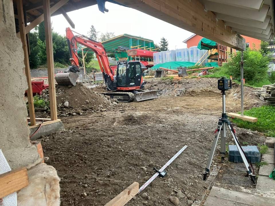 Eine Garage mit einer Tür und einer Schaufel darin. Foto von M. Stöckli Baudienstleistungen