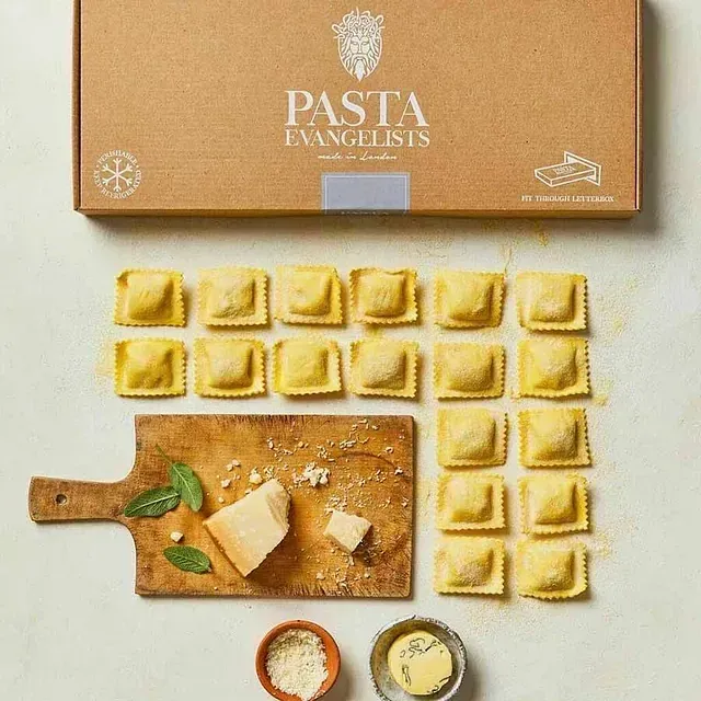 Una caja de pasta evangelista reposa sobre una mesa