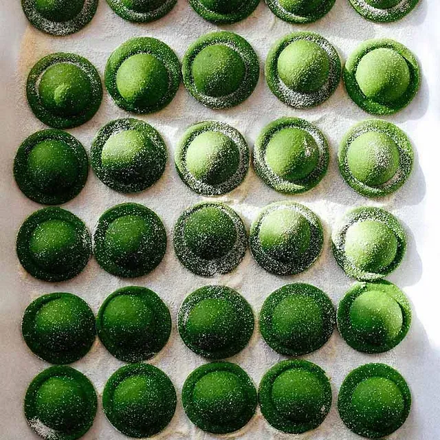 Un montón de círculos verdes sobre una superficie blanca.