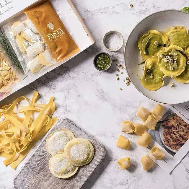 Hay muchos tipos diferentes de pasta en la mesa.