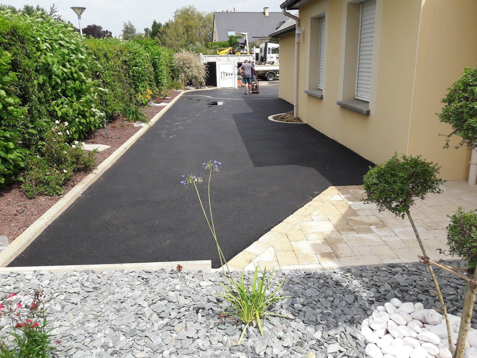 Enrobé noir, pavage clair