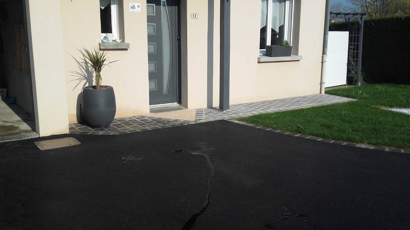 Enrobé noir dans la cour d'un bâtiment