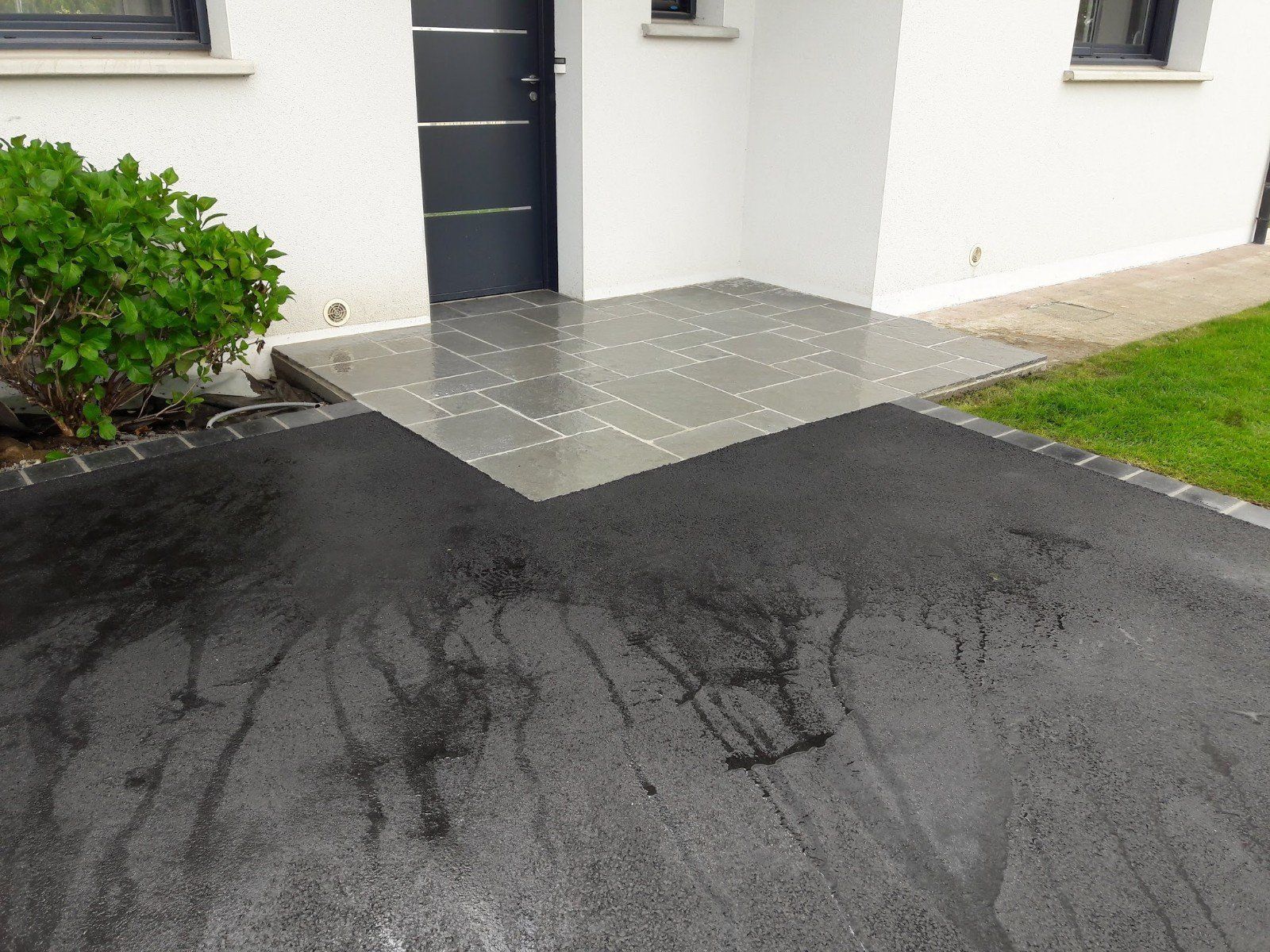 Enrobé noir et pas de porte