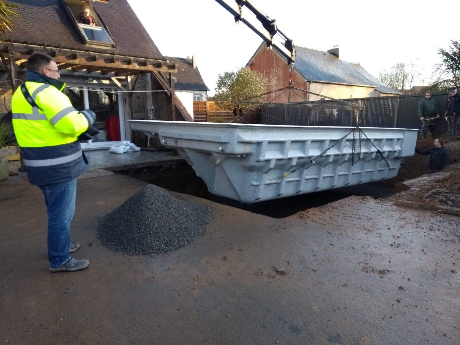 Pose du bac de piscine