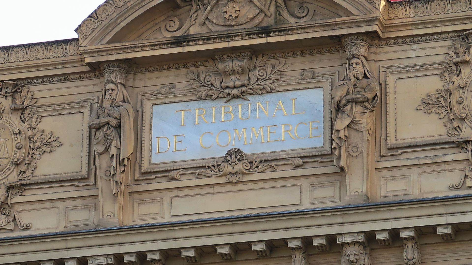 Fronton d'un tribunal de commerce