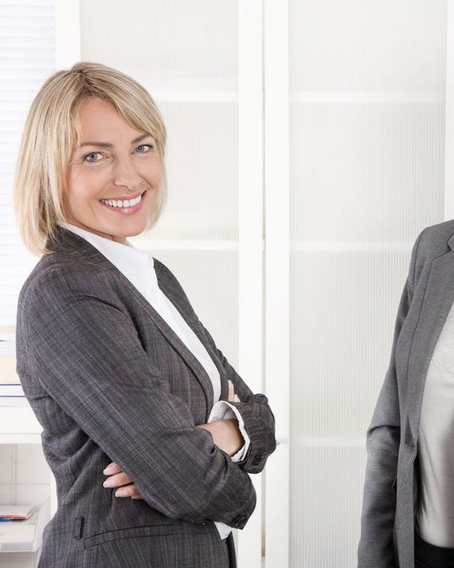 Salarié en niveaux de gris et son employeur en couleurs