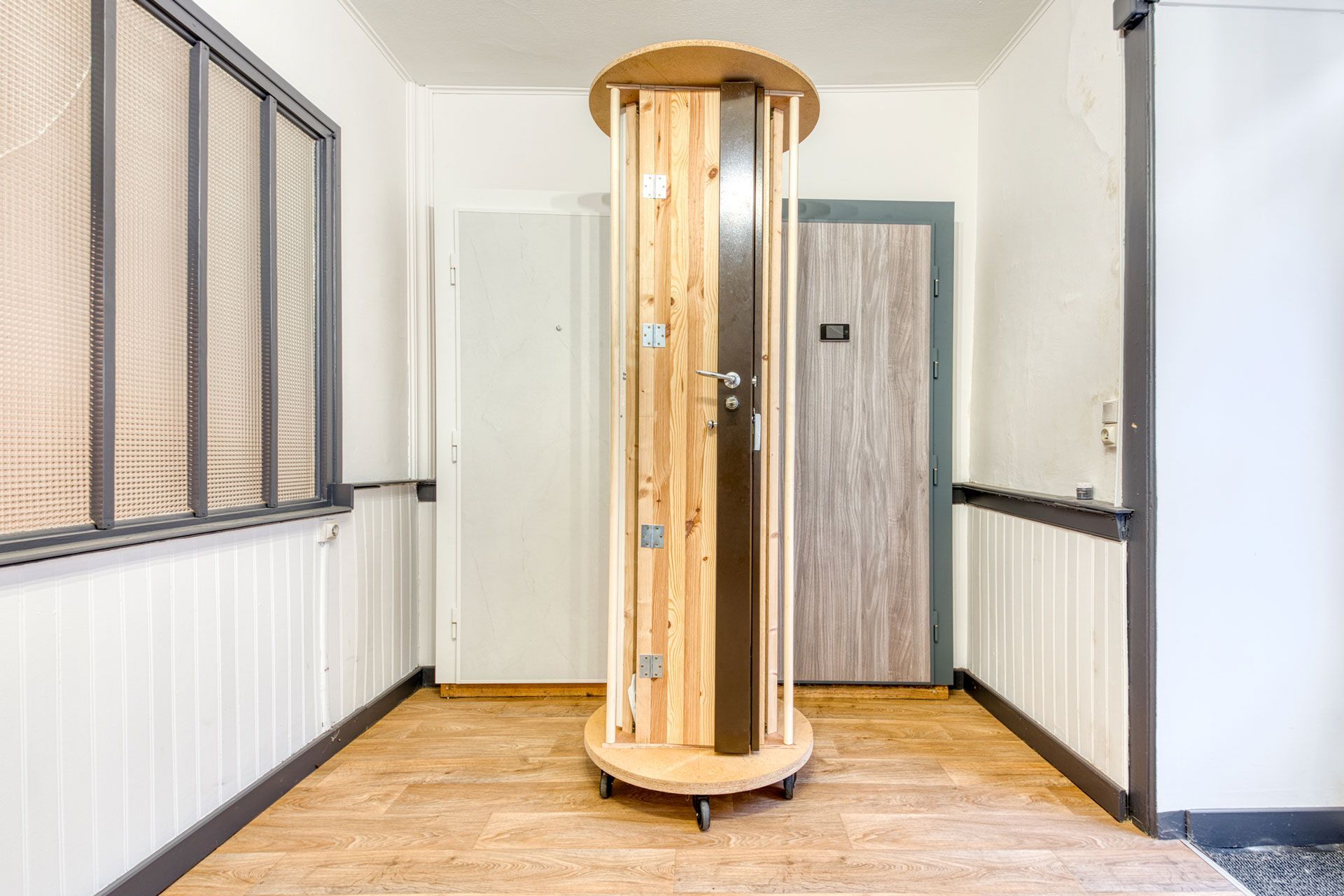 Présentoir et portes blindées dans les locaux d'Accès & Fermetures