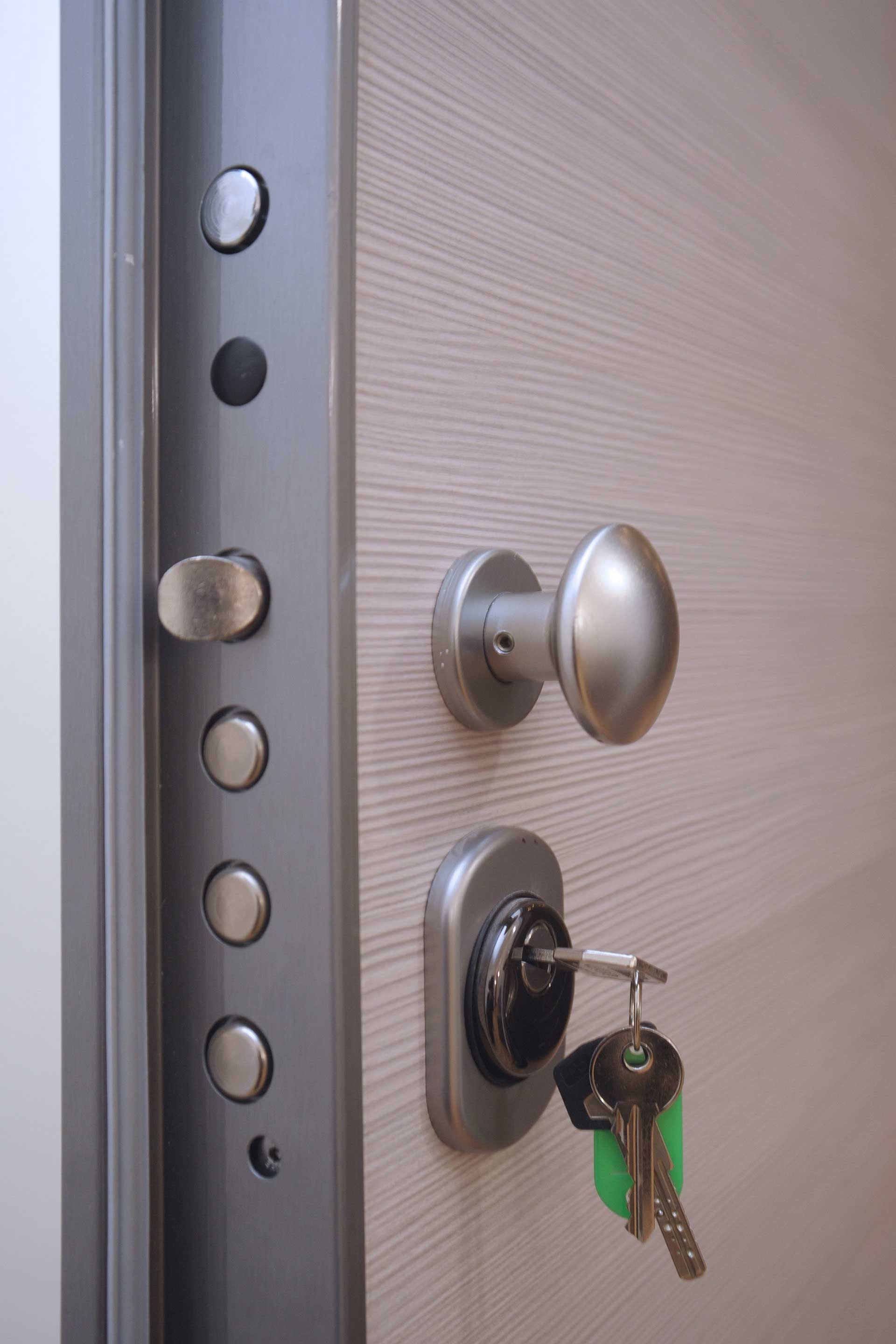 Vue rapprochée d'une fermeture de porte blindée