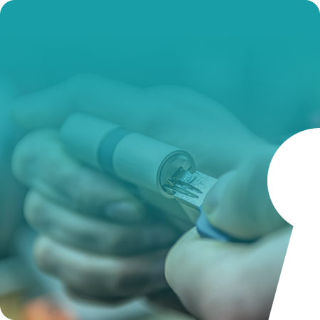 Fond d'image verte avec un réparateur tenant un barillet de serrure