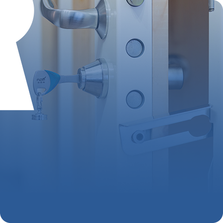 Fond de photo bleuté avec une porte blindée entrouverte