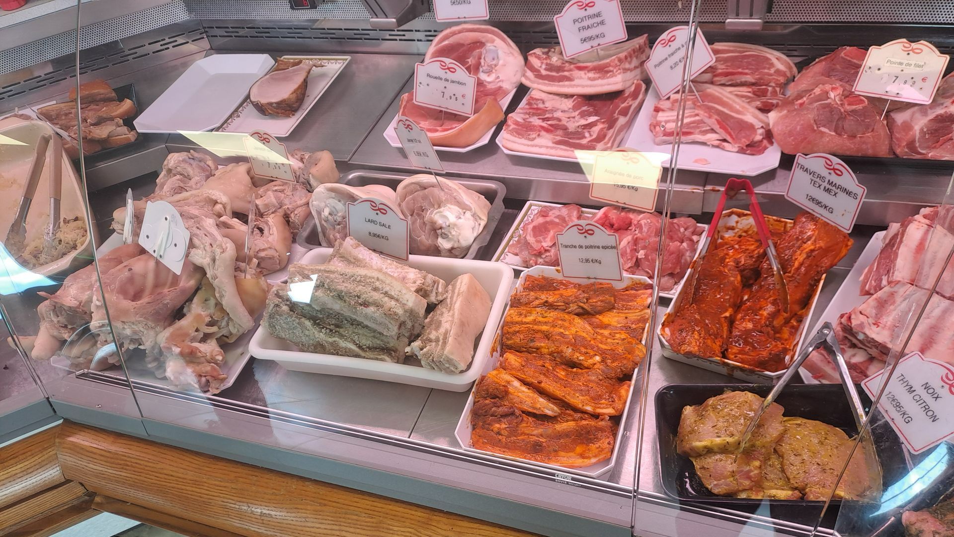 Une vitrine de charcuterie
