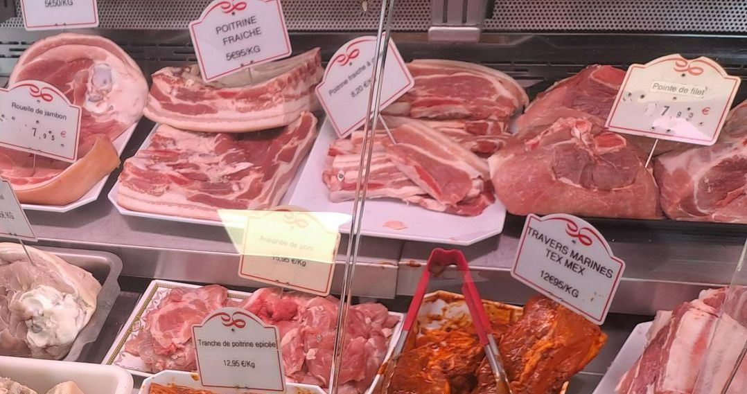 Différentes pièces de porc en vitrine