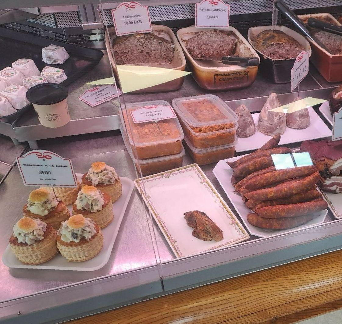 Des produits traiteurs dans une vitrine