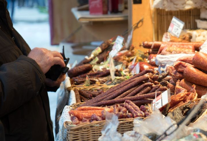 Un étalage avec différents saucissons
