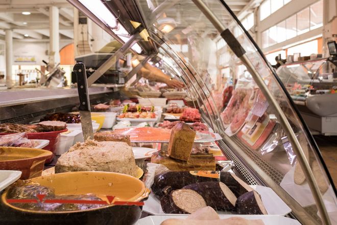 Une vitrine de boucherie-charcuterie