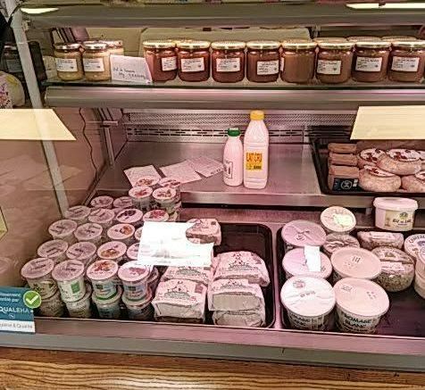 Une vitrine avec des produits laitiers