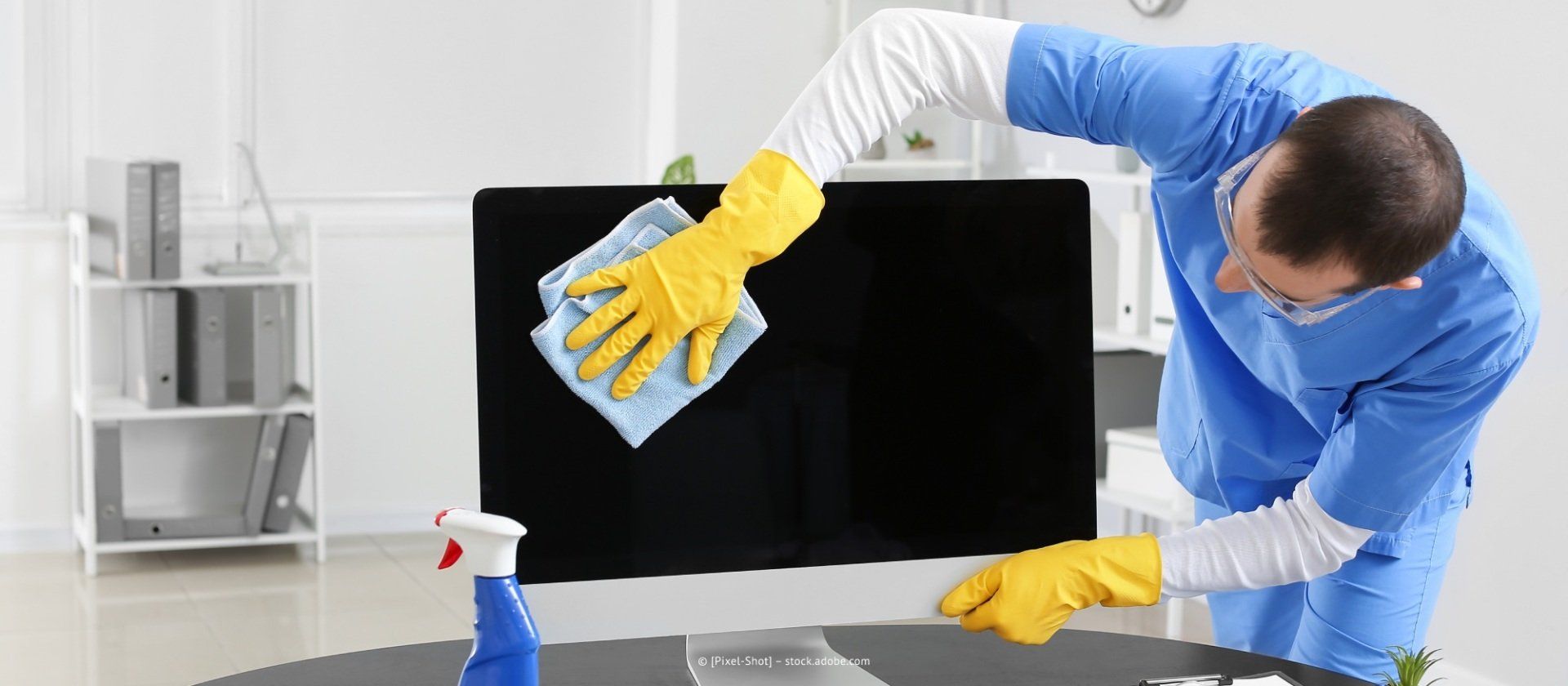 Gebäudereinigung Weigand – Person reinigt einen Fernseher