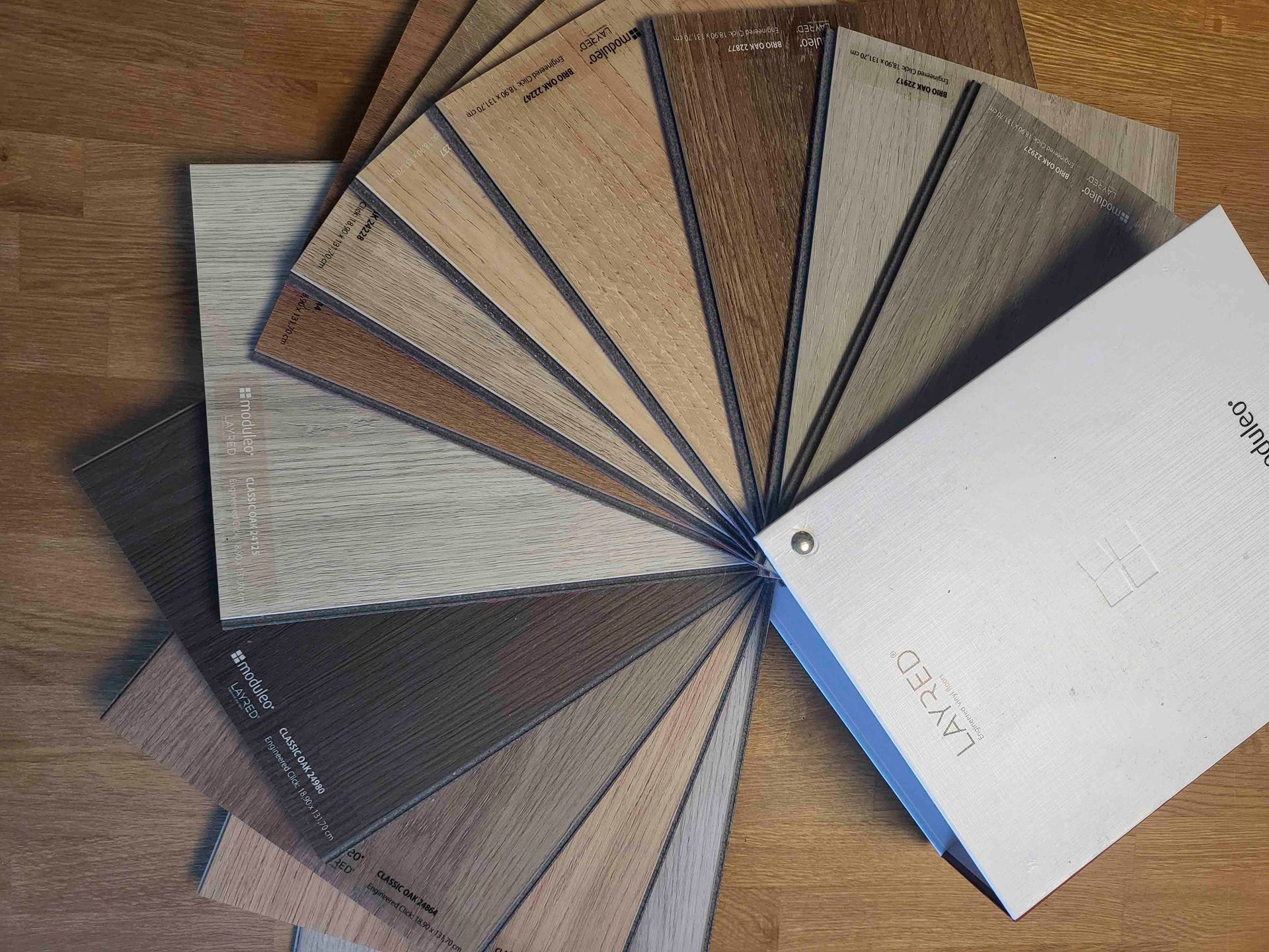 eine Auswahl an verschiedenen Holzfarben liegt auf einem Holztisch