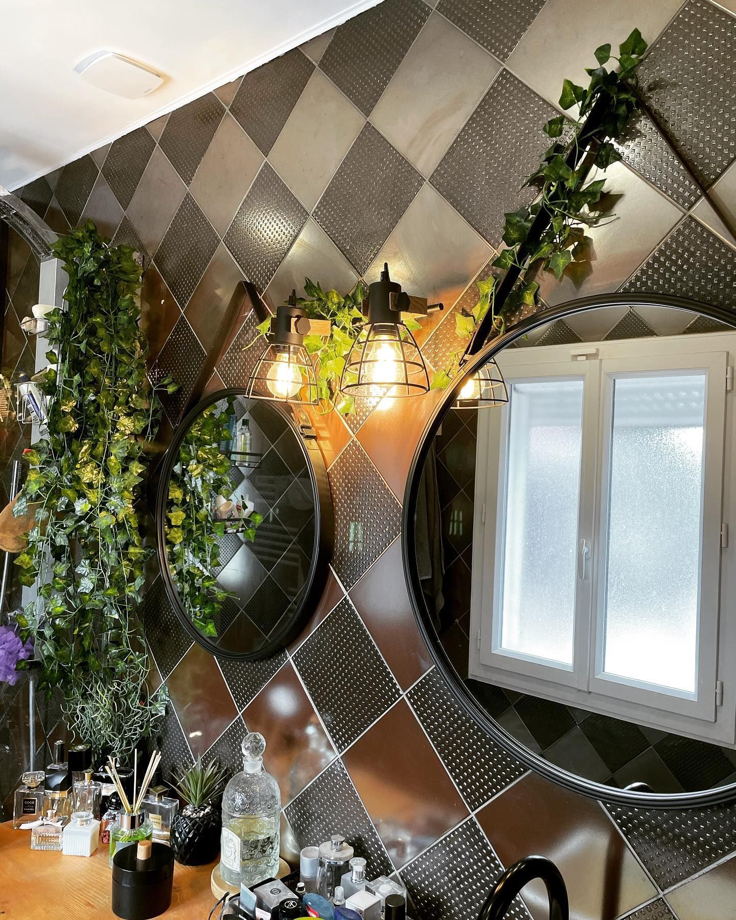 Des miroirs d'une salle de bains.