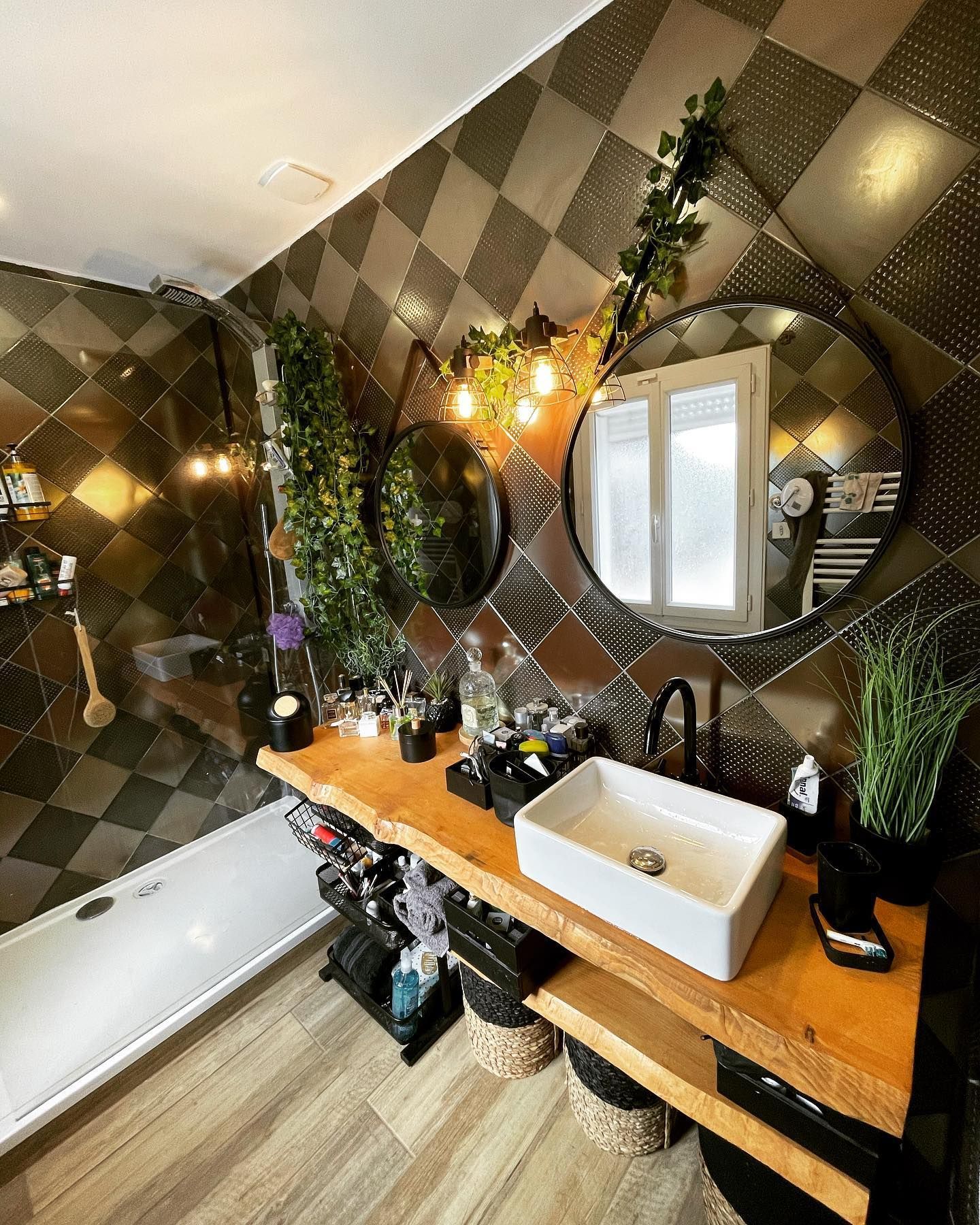 Une salle de bains carrelée.