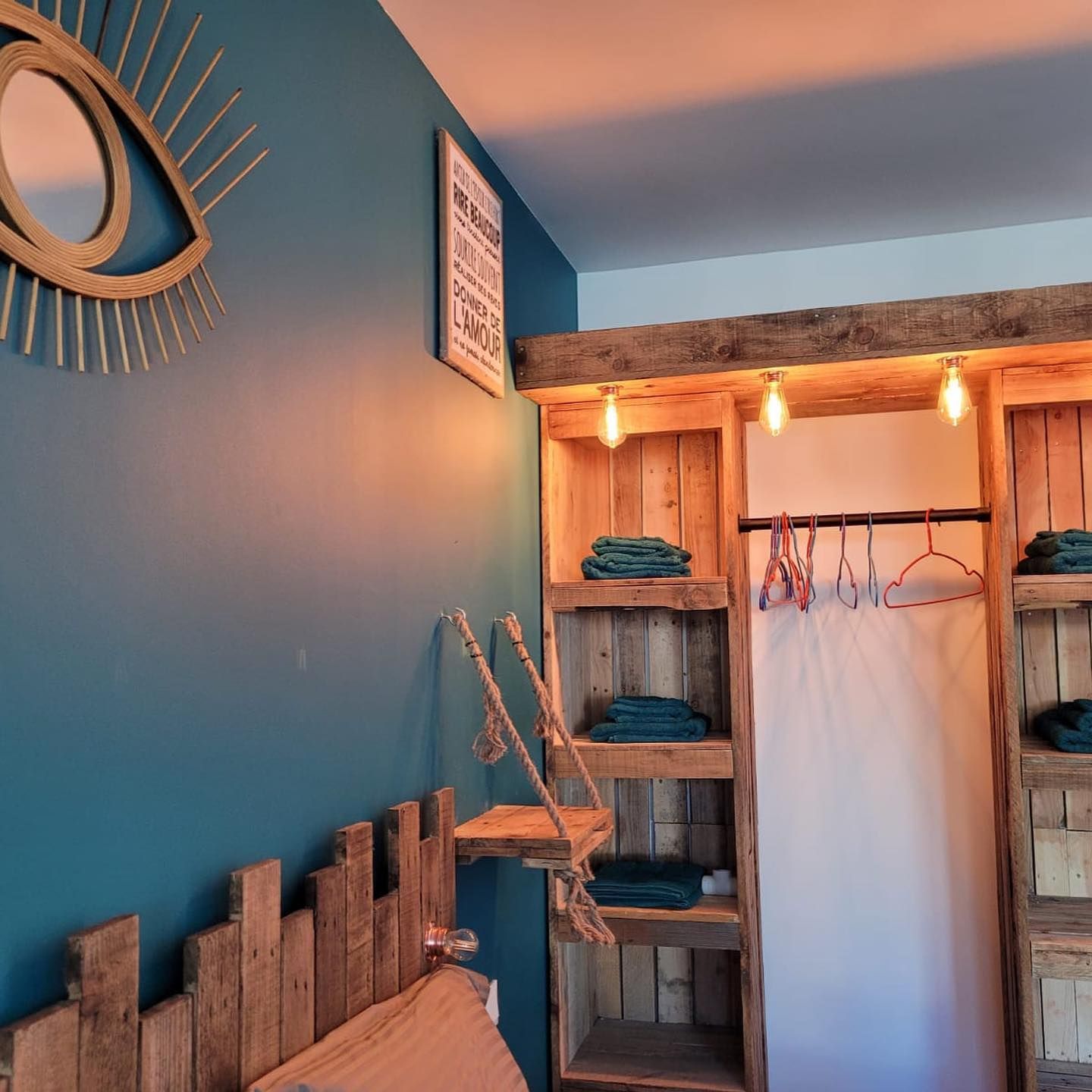 Un dressing dans une chambre.