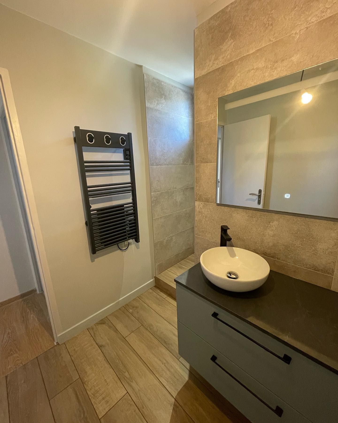 Une salle de bains avec une vasque ronde.