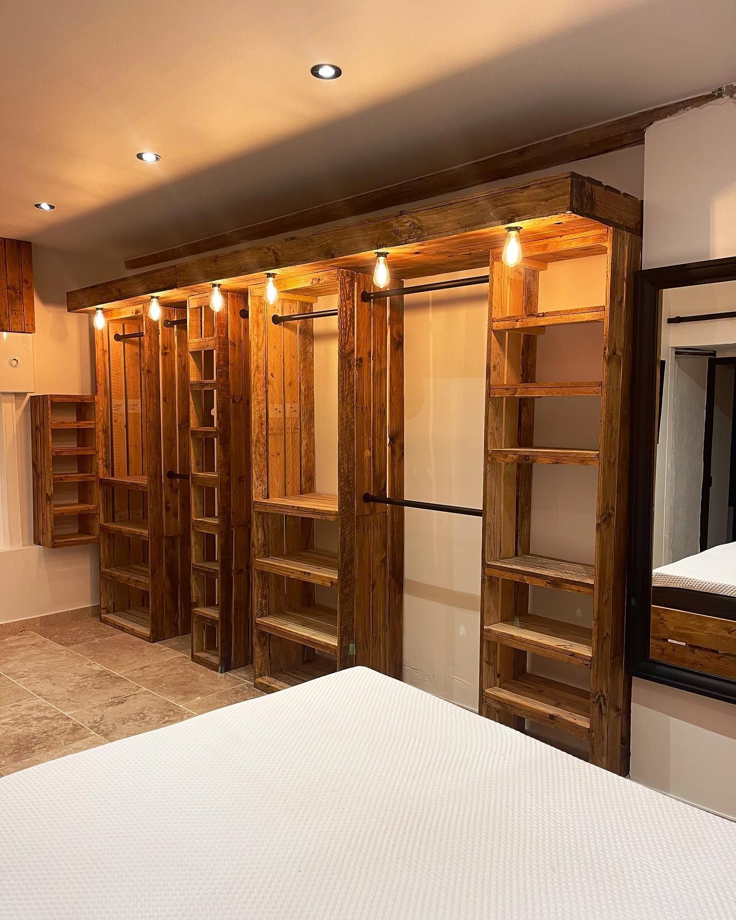 Un grand dressing en bois.