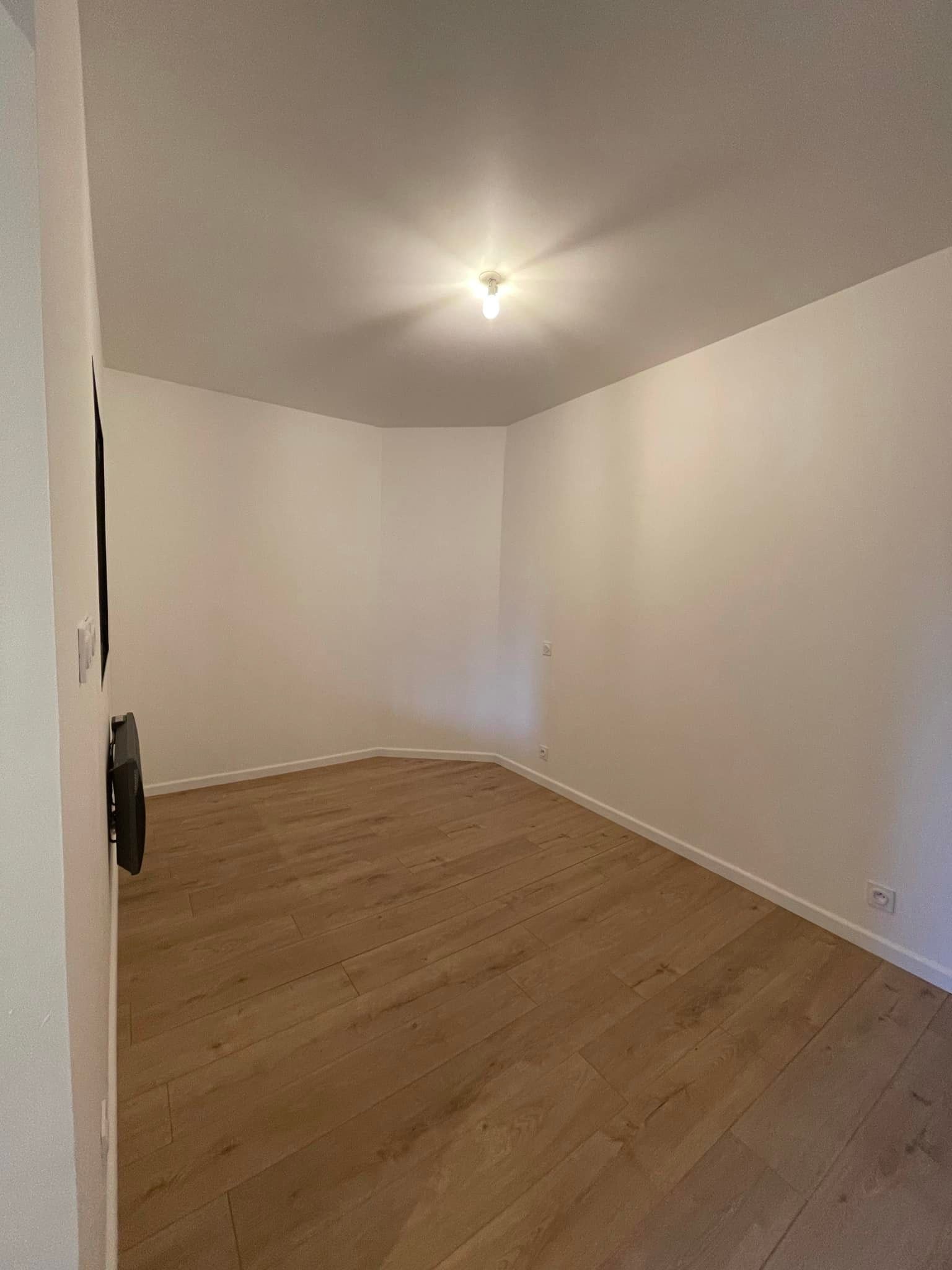 Une pièce avec du parquet.