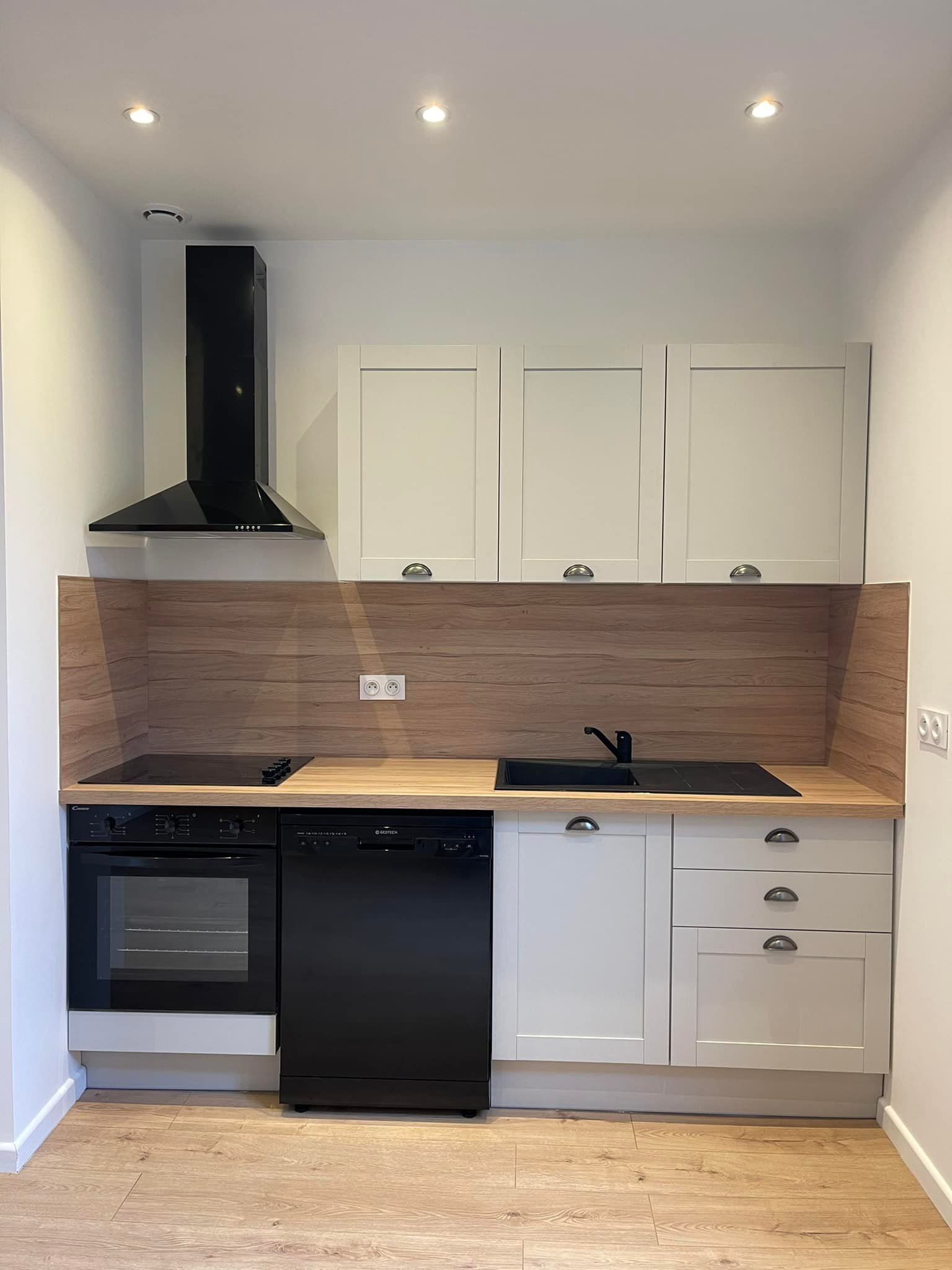 Une cuisine fraîchement rénovée.