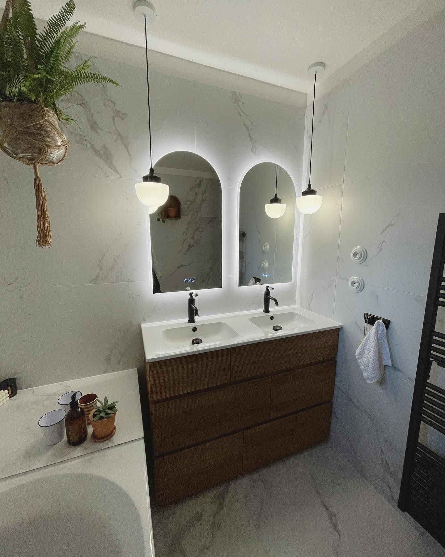 Une salle de bains avec deux vasques.