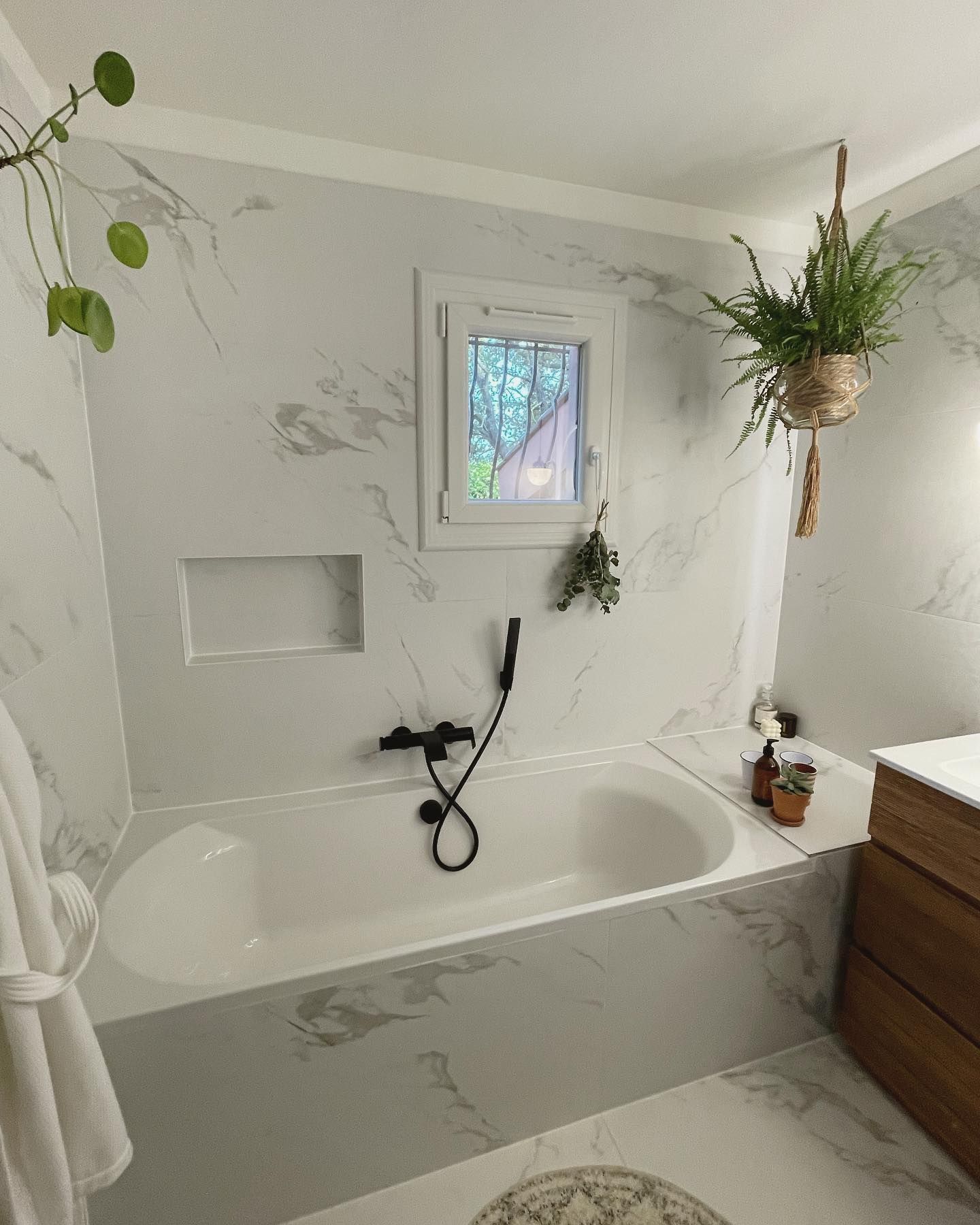 Une salle de bains avec une baignoire.