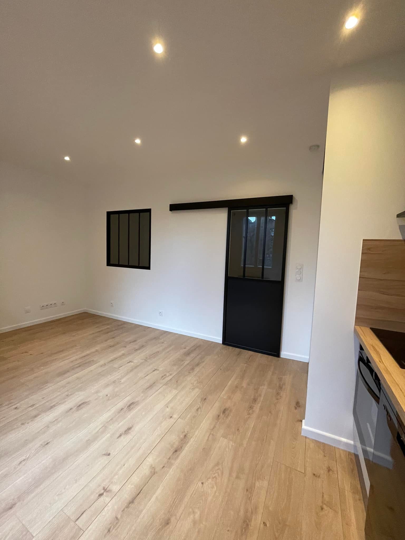 Une pièce de vie avec du parquet.