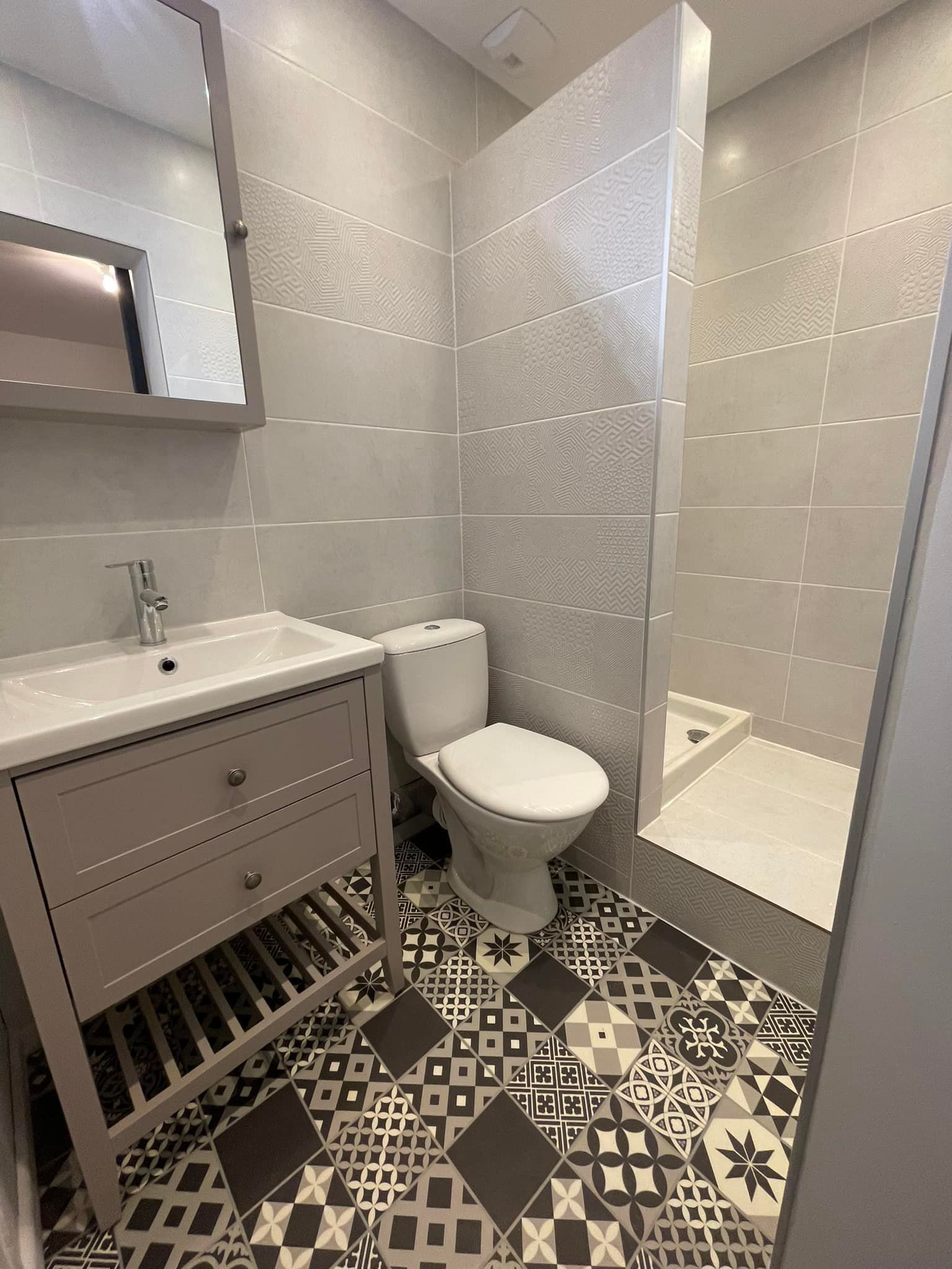 Une salle de bains avec des sanitaires.